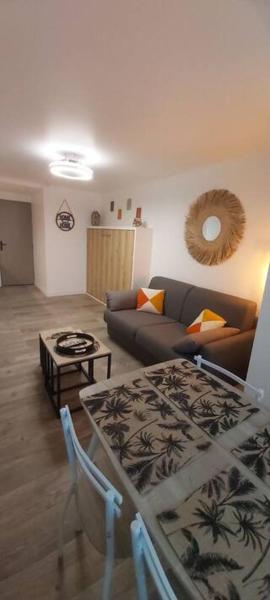 Studio rénové 200 m de la plage avec parking privé